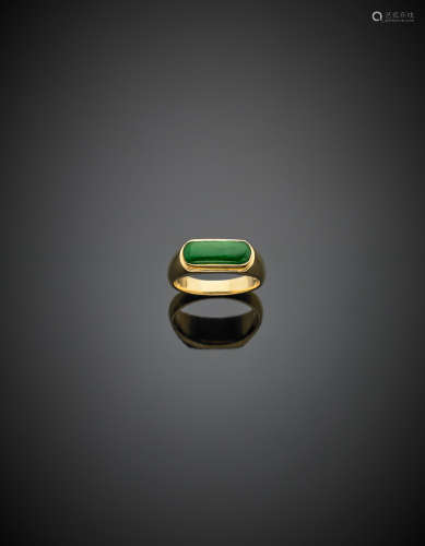 Yellow gold green jadeite ring, g 6.50 size 14/54.