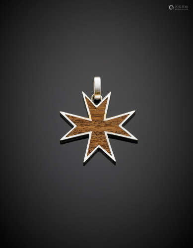 Oak and white gold Maltese cross, g 15.44.