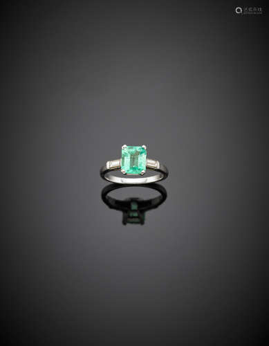 White gold ct. 1.70 circa rectangular emerald diamond baguette ring, g 4.17 size 14/54.(defects)