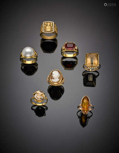 Lot of seven yellow gold rings with citrine quartz,cameo, mab? pearl, amber and vitreous paste, in all g 55.07.