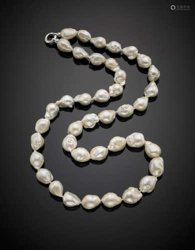 White baroque South Sea pearl necklace with white gold snap-hook clasp, g 216.48, length cm 85.70 circa.