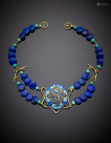 Lapislazuli and turquoise flat bead necklace and enamel central , bound in yellow gold, g 48.00, length cm 39.50 circa.
