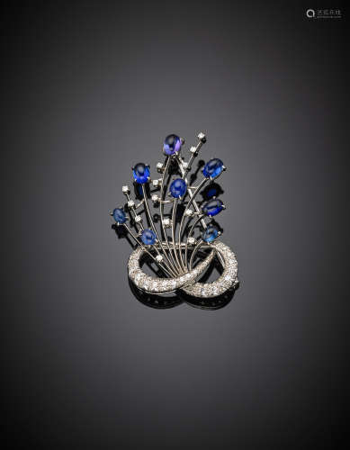 White gold stylized bouquet brooch, with diamond and oval cabochon sapphires, sapphire in all ct.5.20 circa, g 12.38, length cm 5 circa.