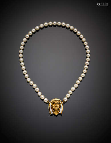 White cultured pearl necklace, the yellow gold clasp as an Egyptian face, g 54.79, lenght cm 48 circa.