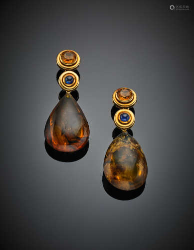 Yellow gold , citrine quartz, cabochon sapphire pendant earrings suspending two amber drops, g 34.78, length cm 7 circa.