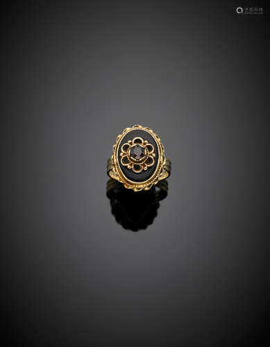 Yellow gold onyx and garnet ring, g 5.74 size 14/54.