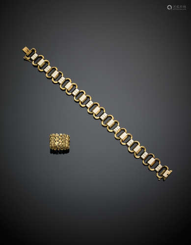 A bi-coloured gold lot composed of a modular bracelet and a woven band ring, g 32.90, length cm 19 circa size 13/53.