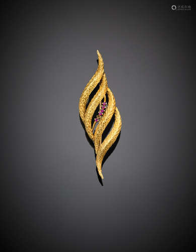 Yellow chiselled gold ruby leaf brooch, g 8.29, length cm 8 circa. (losses)