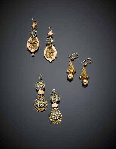 Lot of three yellow and red 9 Kt and 18 Kt gold pairs of earrings with seed pearls and small tourquoise, in all g 25.