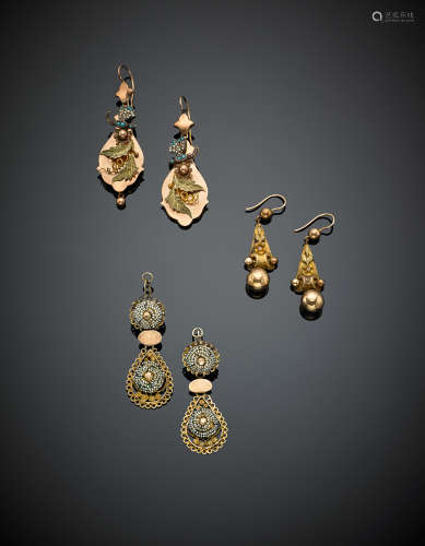 Lot of three yellow and red 9 Kt and 18 Kt gold pairs of earrings with seed pearls and small tourquoise, in all g 25.