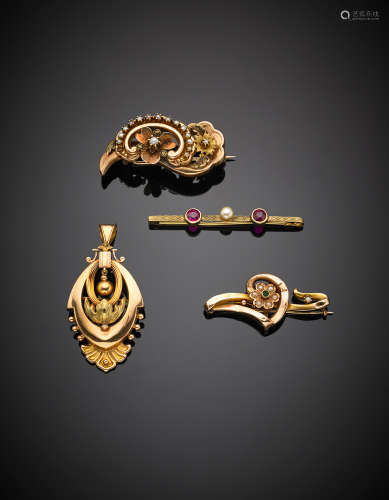 Red and yellow gold lot comprising a pendant, a gold and pearl pin, a pearl and emerald key note pin and a ruby and pearl pin, in all g 15.96.