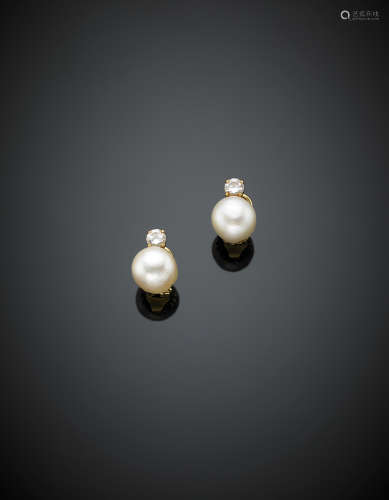 Yellow gold white cultured mm12-12.50 pearl earrings with round diamonds, in all ct.1 circa g 10.05, length cm circa.