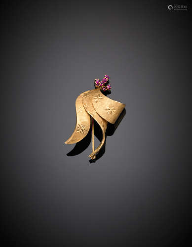 Yellow chiselled gold ruby three leaf brooch, g 4.80, length cm 4.50 circa.