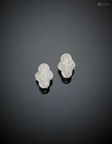 White gold diamond pav? earclips, in all ct. 2 circa g 9, length cm 2 circa.