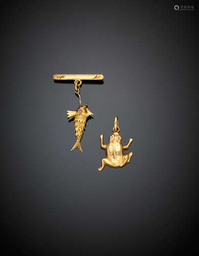 Lot comprising a small flexible fish pendant brooch and a frog pendant, g 6.68.