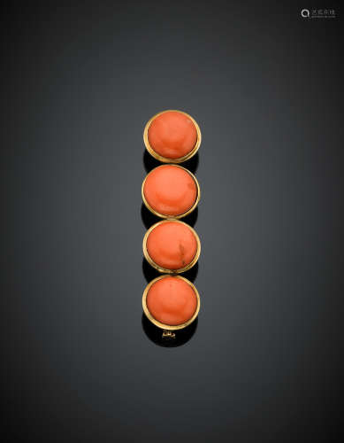 Yellow gold brooch with four orange round cabochon corals g 8.30, length cm 5.0 circa.
