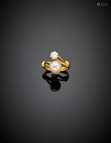 Bi coloured gold ct. 0.50 circa diamond and cultured pearl crossover ring, g 5.49 size 13/53.