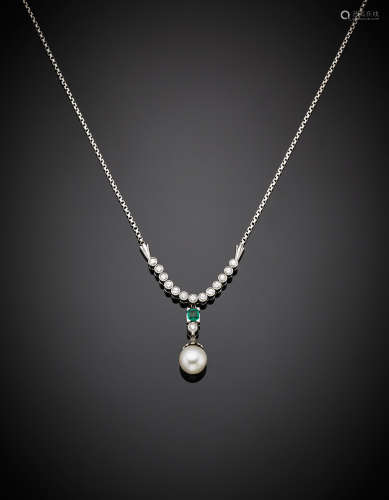 White gold diamond, emerald and pearl pendant on linkchain, g 12.36, length cm 37 circa.