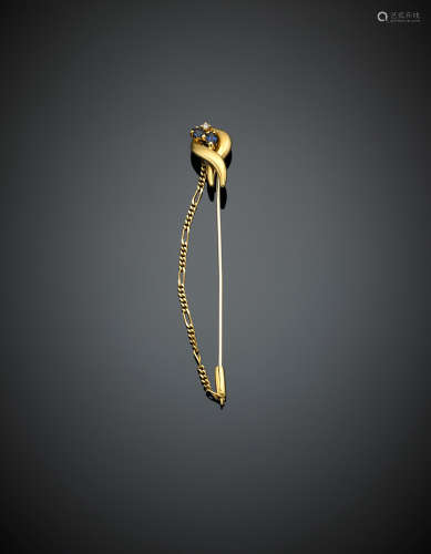 Yellow gold diamond and sapphire tie pin with safe chain, g 4.90, length cm 7.80 circa.