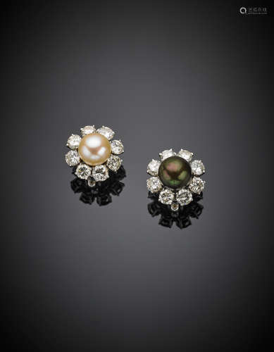 White gold diamond black and white cultured pearl cluster earclips, diamonds in all ct.5,60 circa, g 11.93.