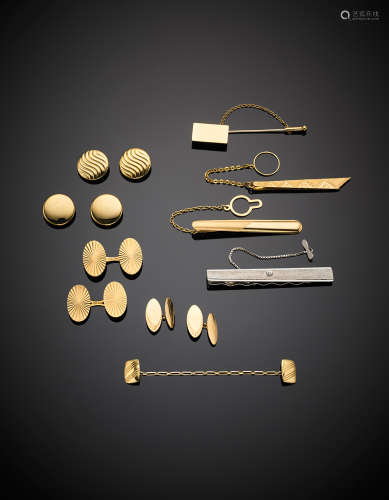 Bi-coloured gold lot comprising two pairs of cufflinks, waistcoat buttons with chain, two pairs of button covers, a hat pin and three tie pins g 43.19.