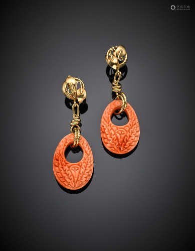 Yellow gold carved pink orange coral hoop pendant earrings, g 21.30, length cm 6.5 circa. Marked 715 NA