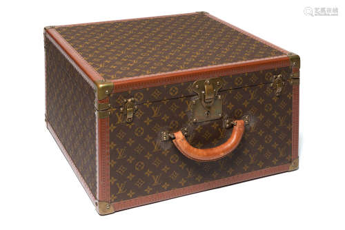LOUIS VUITTONMonogram canvas rigid suitcase and cowhide profiles, brass details mis. cm 50x520x30