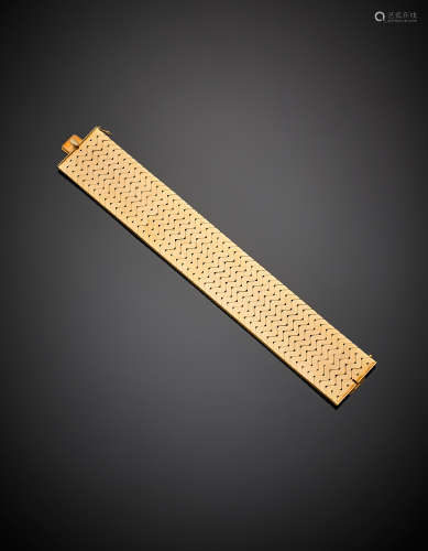 UNOAERREYellow gold articulated fish scale bracelet, g 47.38, length cm 18.80, h cm 2.90 circa. Signed