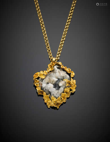 DE VECCHIYellow gold hyaline quartz geode with chain, g 122.30, length cm 7.50, width cm 6.30 circa. Signed DE VECCHI In original caseChain length cm 79 circa