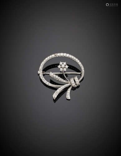 White gold round diamond brooch, g 8.82, length cm 3.50 circa (losses).