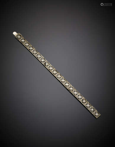 A white gold and diamond modular bracelet, g 17.20, length cm 18.50 circa.