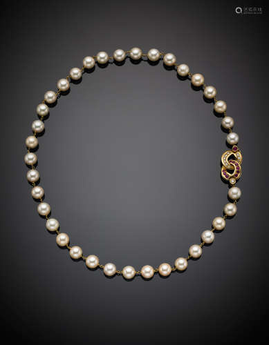 Cultured pearl necklace with yellow gold spacers and ruby and diamond set clasp, g 51.67, length cm 51 circa.