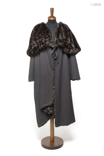KRIZIALong dark grey coat with leopard-print faux-fur lined hood (size 42)