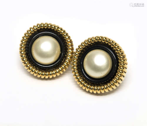 CHANELA pair of earclips with large central pearla and enamel surround