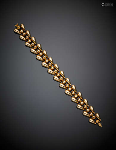 A modular red gold bracelet g 37.83, length cm 18.50 circa. (slight defects)