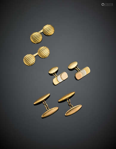 Lot composed of three pairs of red, yellow and white gold cufflinks, g 21.50.