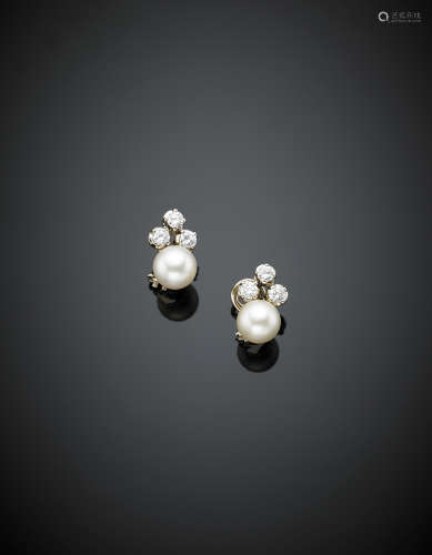White gold diamond, in all ct. 1.20 circa earrings with two white cultured pearls of mm 10-10.50, g 10.10.