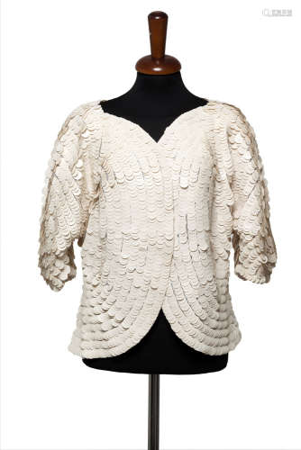 KRIZIAIvory short sleeved jacket covered with large opaque sequins (size 42) (defects)