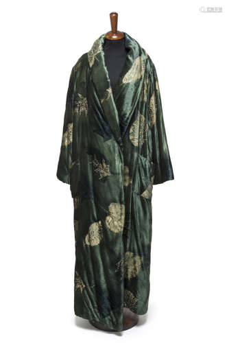 KRIZIALong padded emerald-green velvet coat with leaf pattern and shawl collar (size 42)