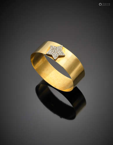 Yellow gold sheet bangle with a white gold diamond set star, g 31, diam. cm 6.1. Marked 1075 MI