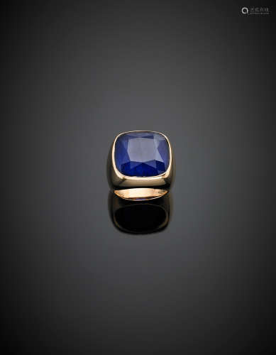 *Pink gold band ring with large gem composed of rock crystal and sapphire, g 17.10 size 14/54.