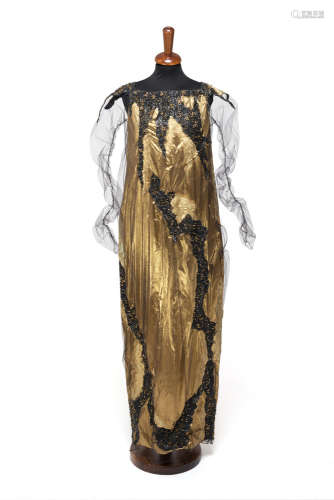 KRIZIAParticular evening dress in gold lam? and and black tulle with rubber inserts (size 44)
