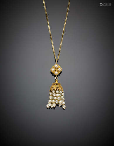Yellow gold link chain and filigree pendant with pearl tassel, g 15.31, length cm 51 circa.