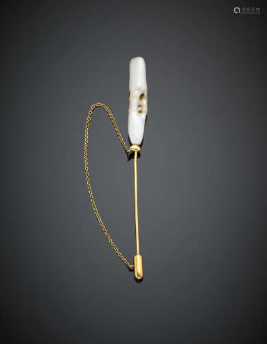 Yellow gold long irregular pearl and diamond lapel pin, g 8.10, length cm 10.50 circa. Attributed to Misani