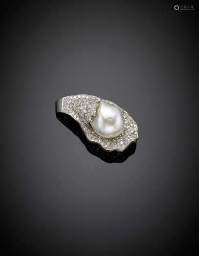 White gold diamond-set brooch/pendant with a mm 14.78 baroque pearl, g 14.41, length cm 4 circa.
