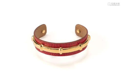 HERMESRuby-coloured leather with a bambu motif gilt.metal bambu motif cuff bracelet. Original pouch size M