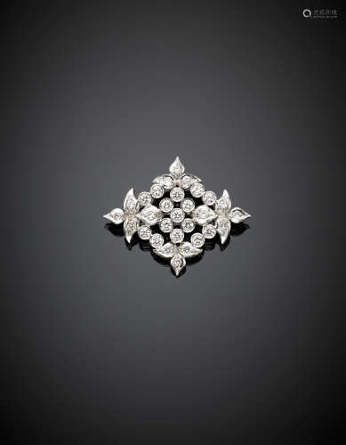 White gold diamond, in all ct. 1.80 circa lozenge brooch, g 10.26, length cm 4.10 circa.