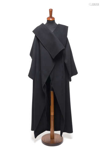 SAMPLE GARMENTPeculiar long black cashmere coat with an oriental flair size 44)