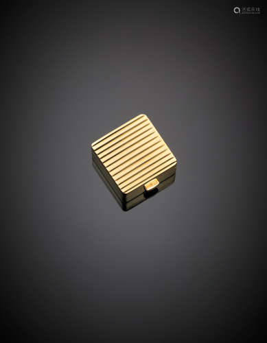 Yellow gold square ribbed pill box, g 21.69, length cm 2.50, width cm 2.50 circa.