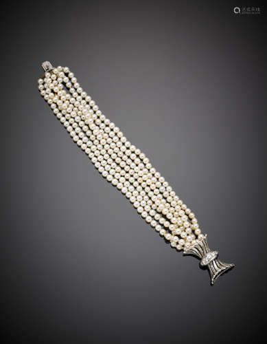 Seven strand white cultured mm 4 pearl bracelet with white gold diamond clasp, g 34.40, length cm 18.50 circa.